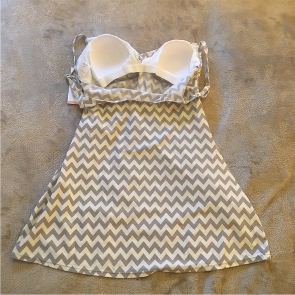 NWT Liz Lange Maternity gray and white chevron printed swim tankini Size M - Picture 4 of 9